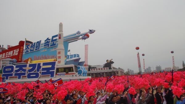 Um foguete espacial norte-coreano é mostrado em Pyongyang durante o desfile militar de 11 de maio de 2016 - Sputnik Brasil