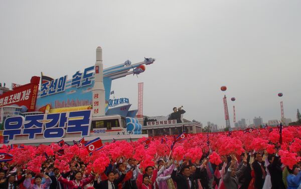 Um foguete espacial norte-coreano é mostrado em Pyongyang durante o desfile militar de 11 de maio de 2016 - Sputnik Brasil