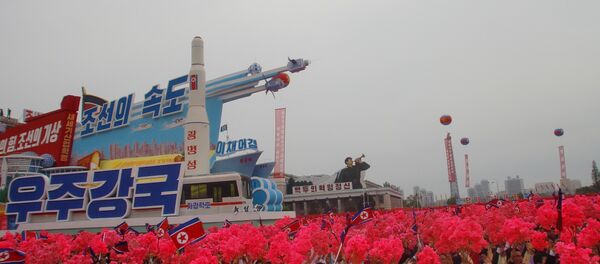 Um foguete espacial norte-coreano é mostrado em Pyongyang durante o desfile militar de 11 de maio de 2016 - Sputnik Brasil