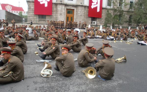 Músicos militares da Coreia do Norte descansam antes de participar do desfile, em 11 de maio de 2016 - Sputnik Brasil