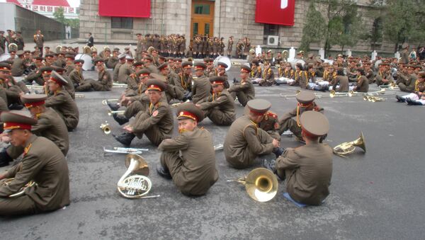 Músicos militares da Coreia do Norte descansam antes de participar do desfile, em 11 de maio de 2016 - Sputnik Brasil