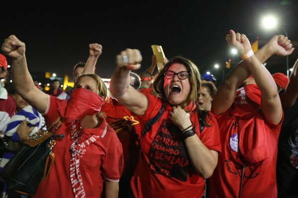 Manifestantes contra o impeachment de Dilma em Brasília - Sputnik Brasil