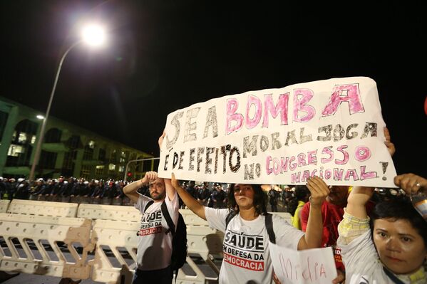 Manifestantes contra o impeachment de Dilma em Brasília - Sputnik Brasil