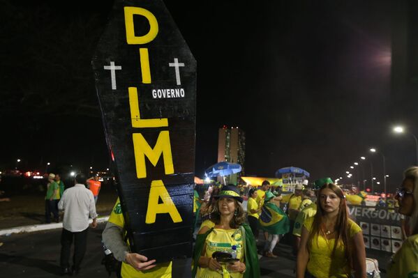 Manifestantes pró-impeachment na Esplanada dos Ministérios - Sputnik Brasil