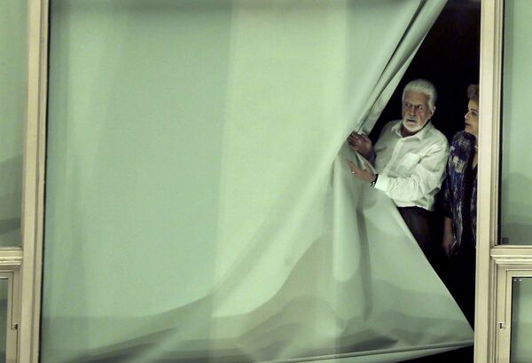 Dilma e Jaques Wagner na janela do Palácio do Planalto - Sputnik Brasil