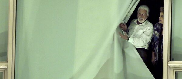 Dilma e Jaques Wagner na janela do Palácio do Planalto Dilma e Jaques Wagner na janela do Palácio do Planalto - Sputnik Brasil