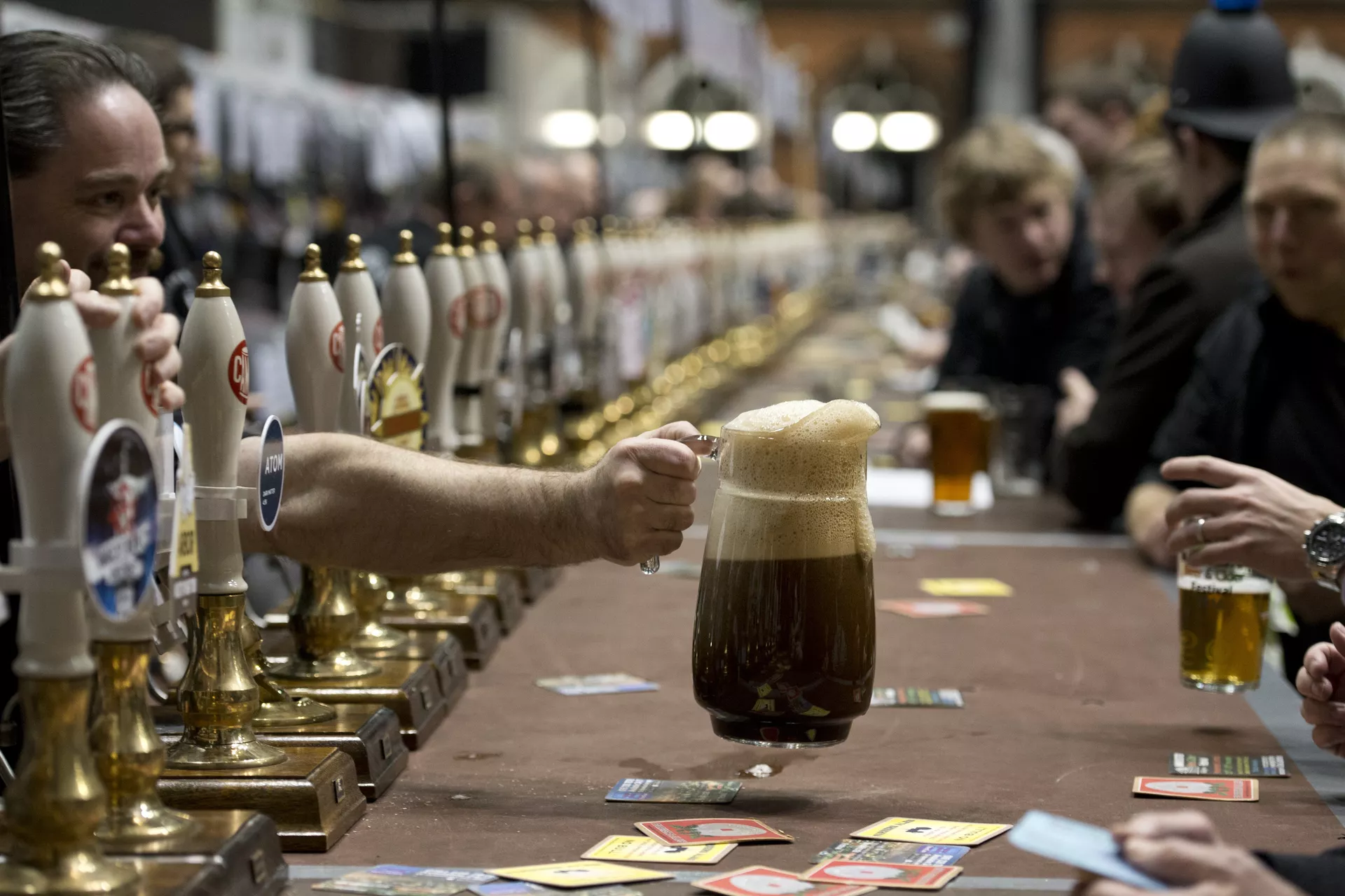 Funcionário do bar oferece jarra de chopp ao cliente - Sputnik Brasil, 1920, 06.04.2022