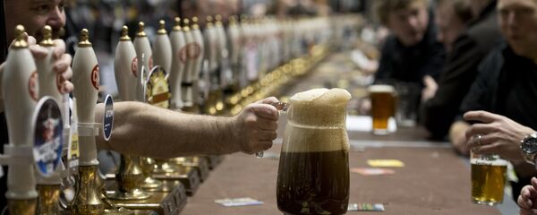 Funcionário do bar oferece jarra de chopp ao cliente Funcionário do bar oferece jarra de chopp ao cliente - Sputnik Brasil