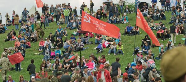 Espectadores assistem a reconstrução histórica de liberação da cidade de Simferopol de nazistas, Crimeia, Rússia, maio de 2016 - Sputnik Brasil