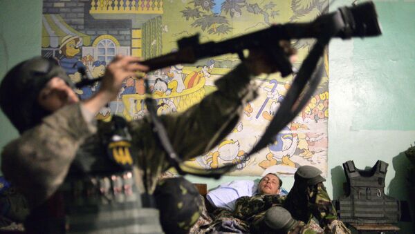 Militar ucraniano prepara sua arma para o próximo  (imagem referencial) - Sputnik Brasil