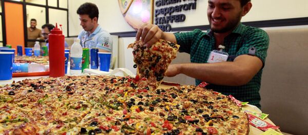 Homem iraquiano participa da competição quem come mais pizza em Bagdá, Iraque, 31 de outubro de 2015 - Sputnik Brasil