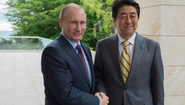 O presidente da Rússia Vladimir Putin e o primeiro-ministro do Japão Shinzo Abe durante o encontro bilateral na residência do presidente russo em Sochi, Rússia, 6 de maio de 2016 - Sputnik Brasil