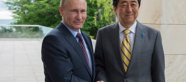 O presidente da Rússia Vladimir Putin e o primeiro-ministro do Japão Shinzo Abe durante o encontro bilateral na residência do presidente russo em Sochi, Rússia, 6 de maio de 2016 - Sputnik Brasil