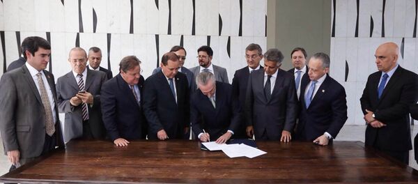 Michel Temer assina notificação de posse como presidente interino - Sputnik Brasil