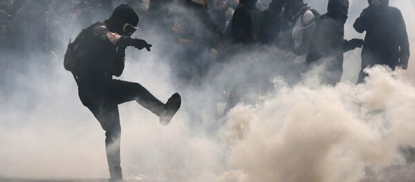 Manifestante chuta granada de gás lacrimogênio de volta para a polícia em protesto contra reforma trabalhista em Paris. - Sputnik Brasil