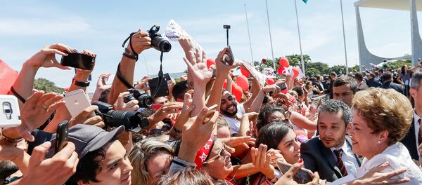 Presidenta Dilma Rousseff durante declaração para apoiadores do lado de fora do Palácio do Planalto - Sputnik Brasil
