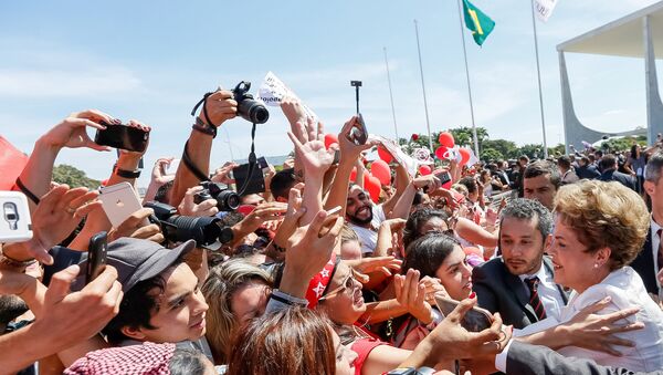 Presidenta Dilma Rousseff durante declaração para apoiadores do lado de fora do Palácio do Planalto - Sputnik Brasil