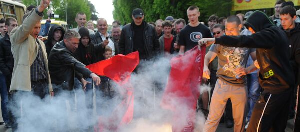 Nacionalistas ucranianos queimam bandeiras da União Soviética em Lvov, Ucrânia ocidental - Sputnik Brasil