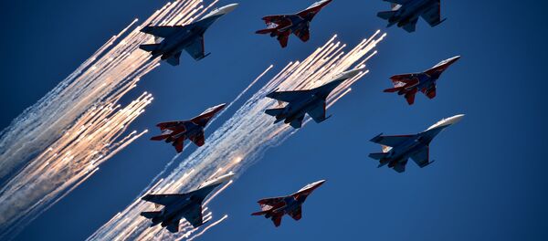 Caças russas Su-27 e MIG-29 voam sobre a Praça vermelha durante a Parada Militar em comemoração a Dia da Vitória em Moscou Caças russas Su-27 e MIG-29 voam sobre a Praça vermelha durante a Parada Militar em comemoração a Dia da Vitória em Moscou - Sputnik Brasil