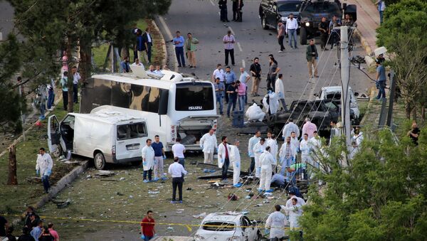 Os policiais e especialistas de Medicina Legal depois de explosão do carro-bomba na cidade turca de Diyarbakir - Sputnik Brasil