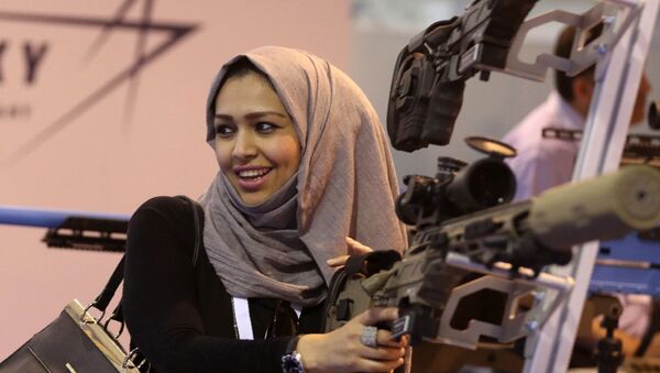 Foto de arquivo. Uma mulher jordana olha para uma arma na exibição militar SOFEX. - Sputnik Brasil