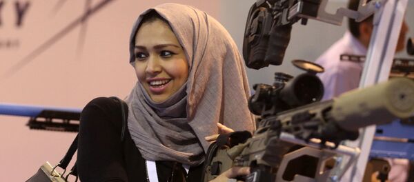 Foto de arquivo. Uma mulher jordana olha para uma arma na exibição militar SOFEX. - Sputnik Brasil
