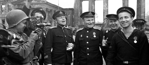 Exército Vermelho comemora em Berlim - Sputnik Brasil