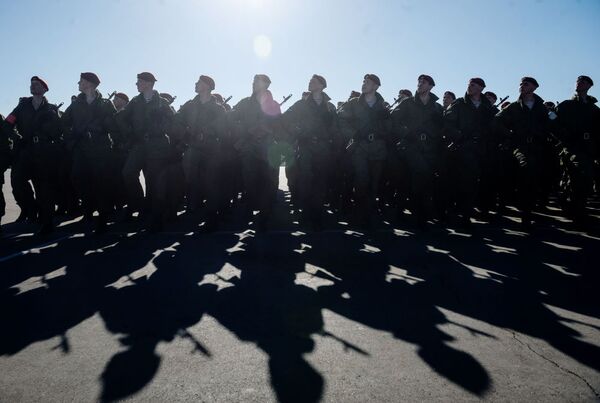Militares ensaiam para a Parada da Vitória - Sputnik Brasil