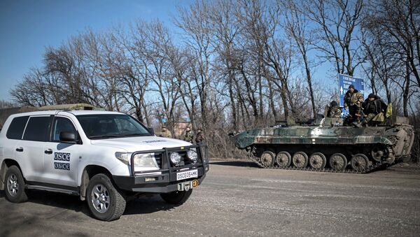Carro da OSCE em frente a veículo militar ucraniano - Sputnik Brasil