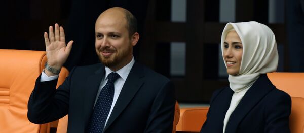 Sumeyye Erdogan ao lado de seu irmão Bilal Erdogan - Sputnik Brasil