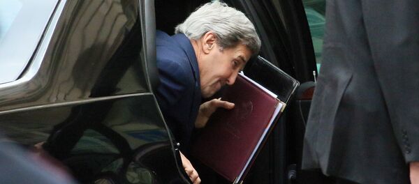 John Kerry, secretário de Estado dos EUA, sai do carro chegando à conferência sobre Líbia em Viena, em 16 de maio de 2016 John Kerry, secretário de Estado dos EUA, sai do carro chegando à conferência sobre Líbia em Viena, em 16 de maio de 2016 - Sputnik Brasil
