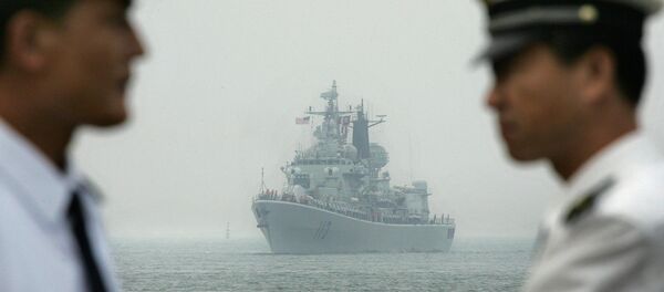 Oficiais da marinha chinesa aguardam a chegada do USS Curtis Wilbur ao porto de Quingdão - Sputnik Brasil