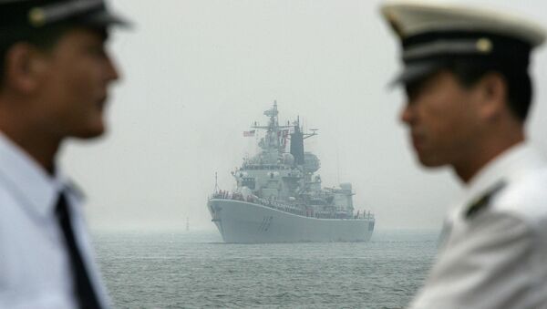 Oficiais da marinha chinesa aguardam a chegada do USS Curtis Wilbur ao porto de Quingdão - Sputnik Brasil