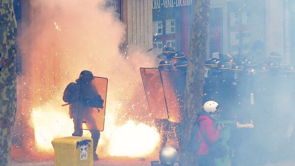 Les CRS lors d'une manifestation contre la Loi travail à Paris - Sputnik Brasil