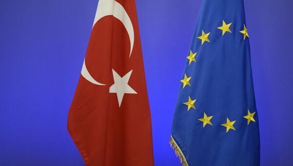 Bandeiras da Turquia e da UE - Sputnik Brasil