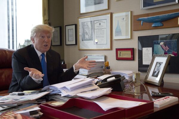 Donald Trump no seu escritório - Sputnik Brasil