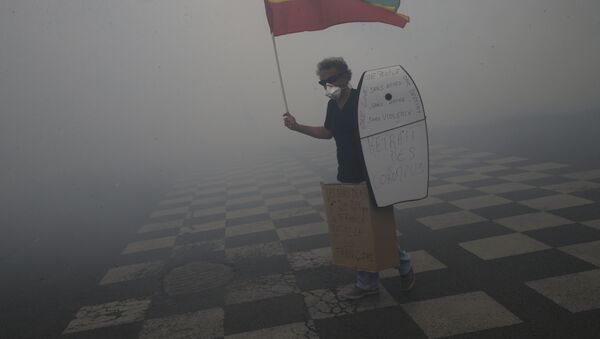 Ativista frances de máscara de gas com bandeira antiga de Etiópia na mão tenta impedir violência entre policiais e manifistantes - Sputnik Brasil