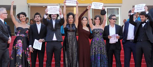 Equipe de 'Aquarius' protesta contra impeachment da presidenta Dilma Rousseff em Cannes Equipe de 'Aquarius' protesta contra impeachment da presidenta Dilma Rousseff em Cannes - Sputnik Brasil