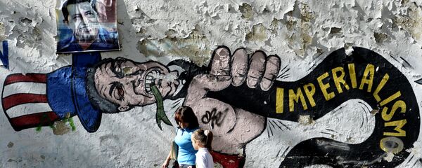 Uma mulher anda com uma menina em frente do grafite do Uncle Sam em Caracas - Sputnik Brasil