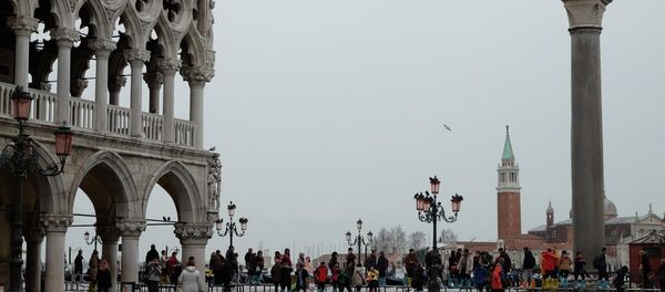 Venice, Italy: People walk on the Catwalk in a flooded St. Mark's Square during a period of seasonal high water in Venice. - Sputnik Brasil