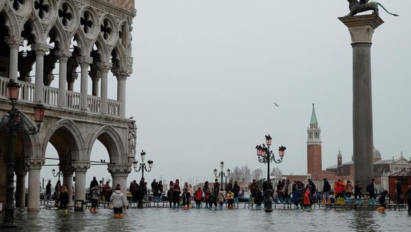 Venice, Italy: People walk on the Catwalk in a flooded St. Mark's Square during a period of seasonal high water in Venice. - Sputnik Brasil