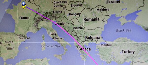 The flight path of EgyptAir flight MS804 from Paris to Cairo is seen on a flight tracking screen May 19, 2016 - Sputnik Brasil