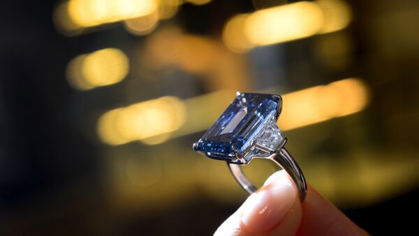Oppenheimer Blue, o maior diamante azul da categoria vívido fantasia vendido por US$ 57,5 milhões - Sputnik Brasil
