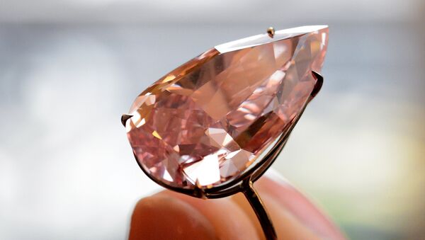 Diamante raro em formato de pêra, o Unique Pink, de 15,38 quilates, foi vendido pela Sotheby’s por US $31,6 milhões - Sputnik Brasil