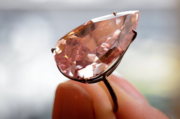 Diamante raro em formato de pêra, o Unique Pink, de 15,38 quilates, foi vendido pela Sotheby’s por US $31,6 milhões - Sputnik Brasil