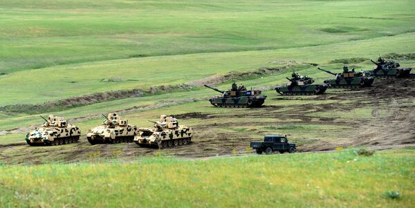 Veículos de combate de infantaria Bradley e tanques M1A2 Abrams norte-americanos durante os exercícios conjuntos georgiano-americanos (foto de arquivo) Veículos de combate de infantaria Bradley e tanques M1A2 Abrams norte-americanos durante os exercícios conjuntos georgiano-americanos (foto de arquivo) - Sputnik Brasil