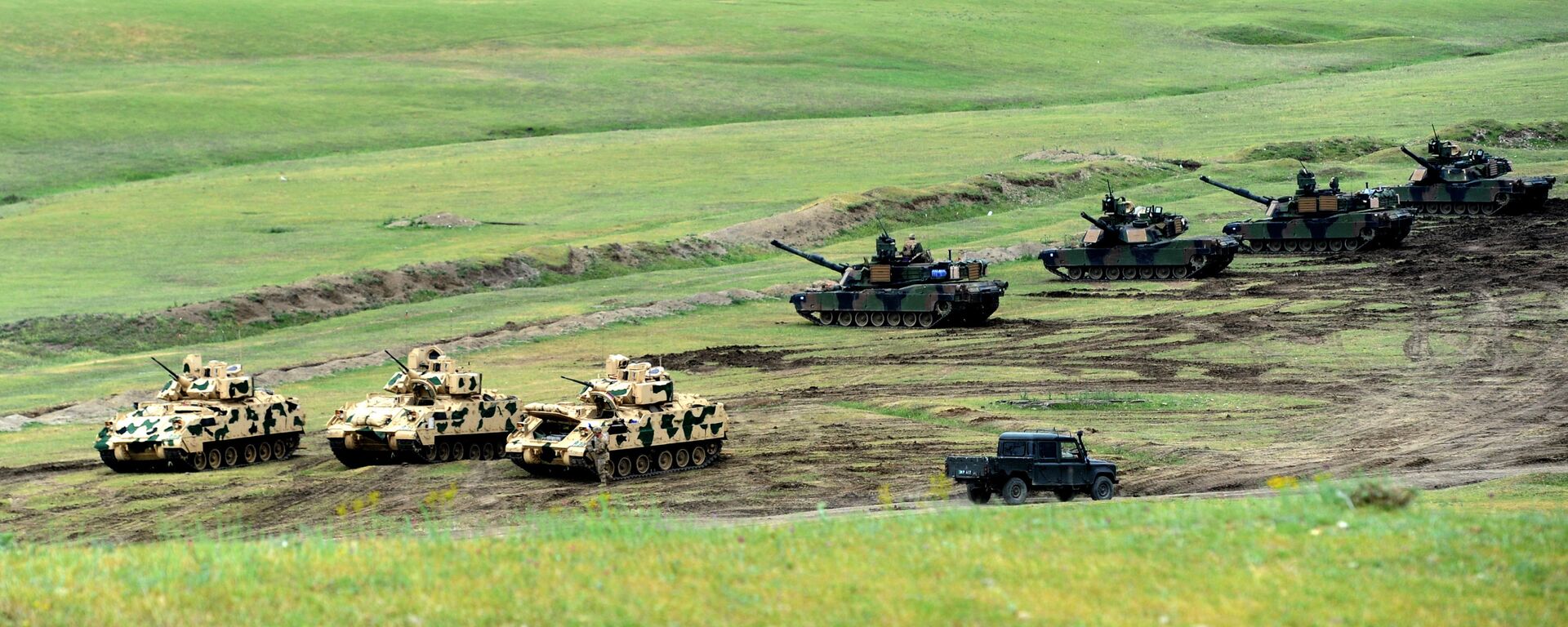 Veículos de combate de infantaria Bradley e tanques M1A2 Abrams norte-americanos durante os exercícios conjuntos georgiano-americanos (foto de arquivo) - Sputnik Brasil, 1920, 23.04.2024