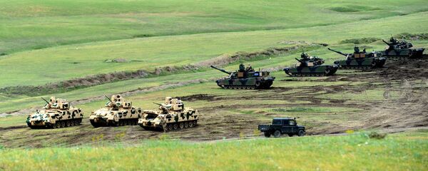 Veículos de combate de infantaria Bradley e tanques M1A2 Abrams norte-americanos durante os exercícios conjuntos georgiano-americanos (foto de arquivo) Veículos de combate de infantaria Bradley e tanques M1A2 Abrams norte-americanos durante os exercícios conjuntos georgiano-americanos (foto de arquivo) - Sputnik Brasil