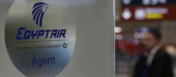 A man passes the Egyptair desk at Charles de Gaulle airport, after an Egyptair flight disappeared from radar during its flight from Paris to Cairo, in Paris, France, May 19, 2016 - Sputnik Brasil