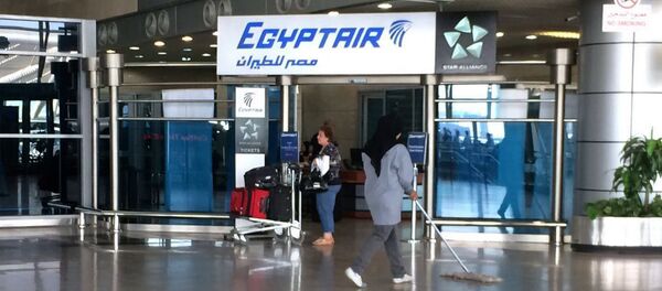 O logotipo da empresa aérea Egyptair na seção de chegadas do Aeroporto Internacional do Cairo, Egito. 19 de maio, 2016 - Sputnik Brasil